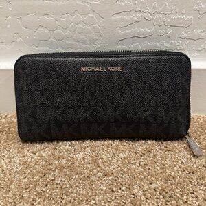 Michael Kors Logo Jet Set Travel Continental Extra Large Wallet